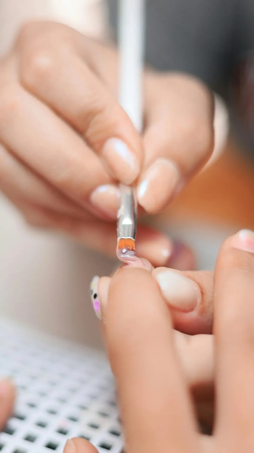 Un trattamento manicure eseguito con cura nel mondo Medi
